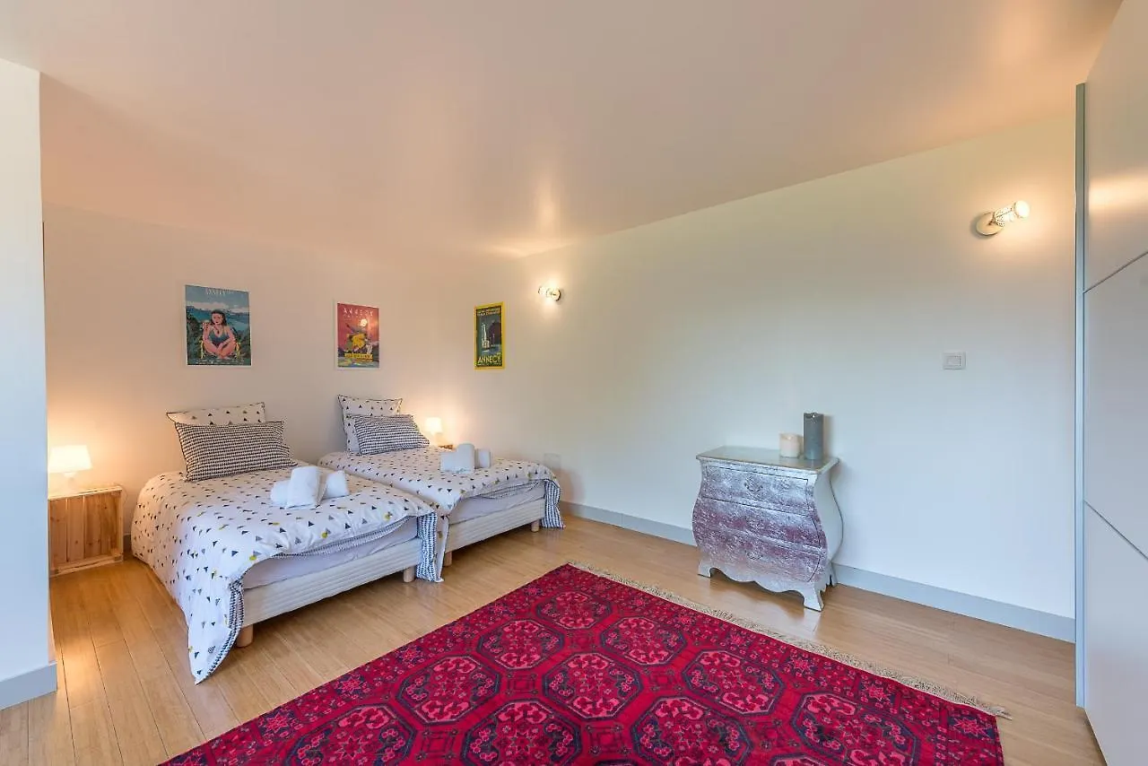 Wood & Art: Lakeside Maison with Panoramic Annecy Views Saint-Jorioz